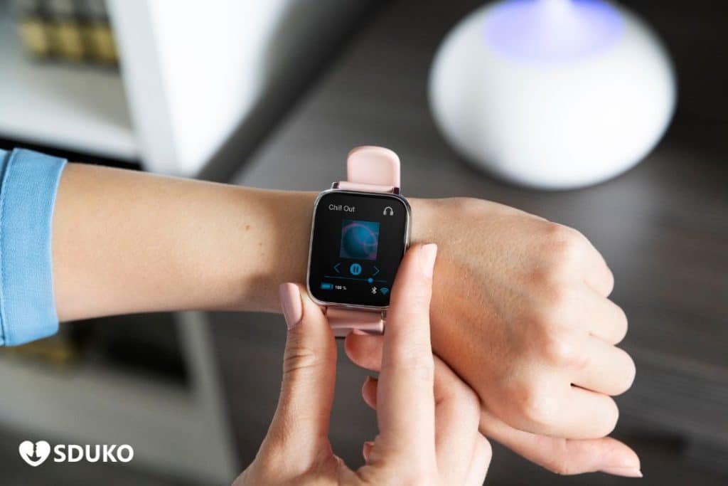 Mechanical watch and smartwatch compared for performance and everyday use - mechanical watches vs smartwatches